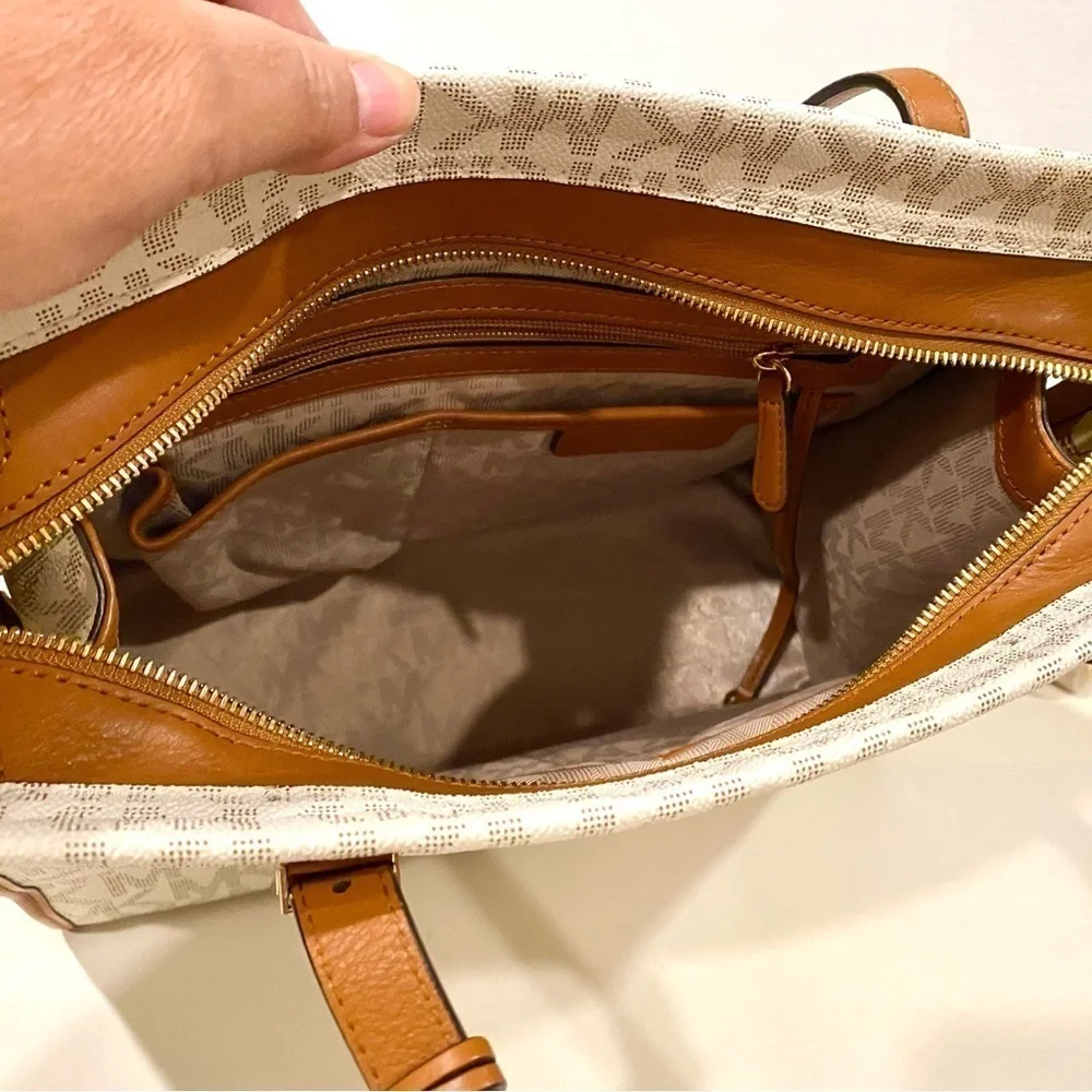 LIKE NEW - Michael Kors Darien Travel Tote Vanilla Acorn w/ Wallet
